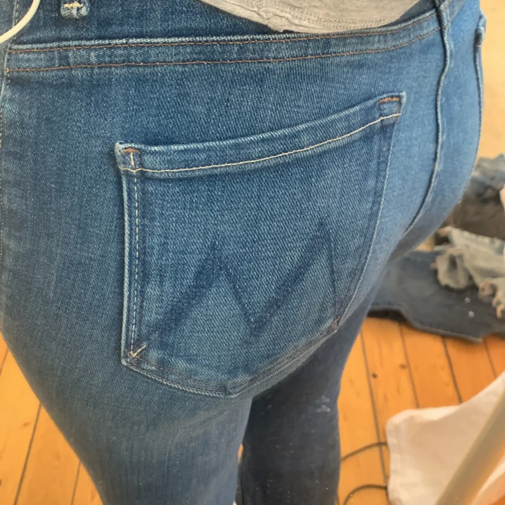 Jättefina blåa bootcut jeans med slitningar längst ner💕 inga defekter, kommer från märket Mother💕midjemått 34 och innerbenslängd 73💕💕. Jeans & Byxor.