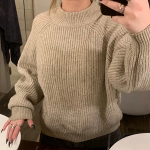 Kofta hm - Mysig beige stickad kofta från H&M. Storlek XS. Finns tecken på användning då den är lite nopprig men inga hål eller slitningar. Fint skick den är inte stickig. Super mysig men inte min stil💞