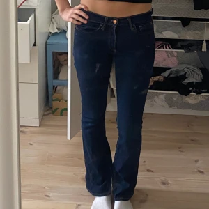 Snygga jeans! - Lågmidjade jeans som har en liten fläck på sig som kanppt sysns!🥰från gap!!