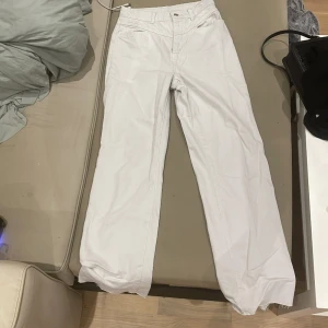 Beiga jeans  - Säljer dessa beiga jeans då de inte kommer till användning, bild på kan fixas perfekta till sommaren 