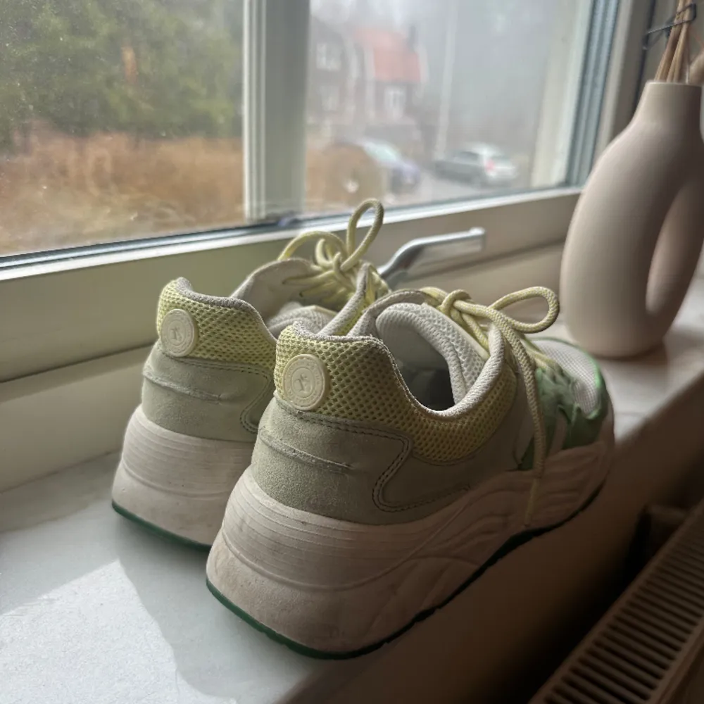 Sneaker i bra skick endast några fläckar som går att tvätta bort💚. Skor.