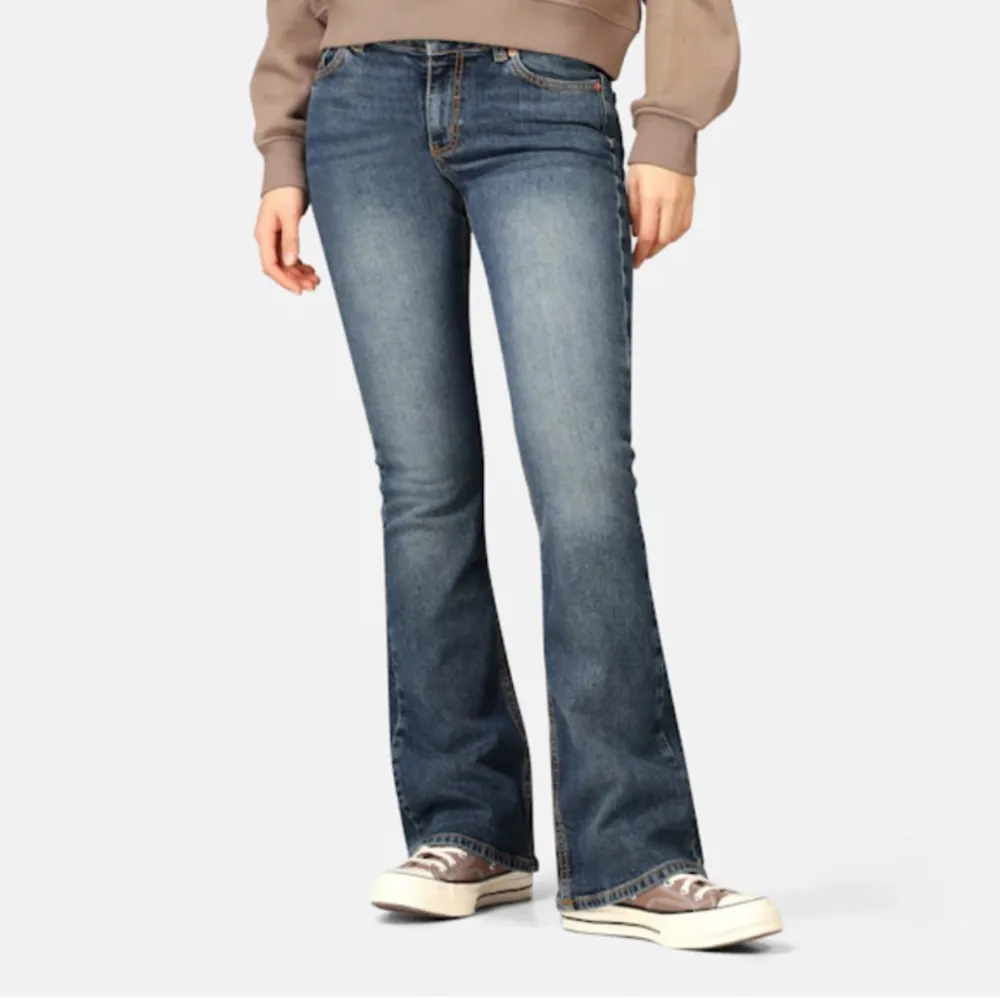 Jätte snygga jeans från junkyard, men tyvärr alldeles för korta för mig! Har bara använt en gång. Nypris är 599kr. Kom privat för fler frågor eller egna bilder💗 Midjemåttet 79cm är och innebenslängden är 80cm💌. Jeans & Byxor.
