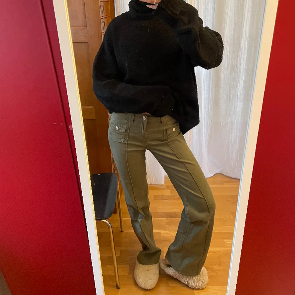 Säljer mina trendiga bootcut jeans från hm, då de inte kommer till användning längre! Sparsamt använda⭐️🪩 storlek 38 men jag är en 36 och de passar super bra. Jeans & Byxor.
