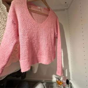 jättesöt rosa stickad tröja! perfekt som den är eller över ett linne. endast använd en gång 💋 