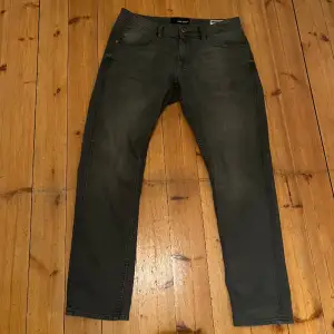 Helt nya blend jeans straight leg slim, sitter snyggt och sitter true to size. 