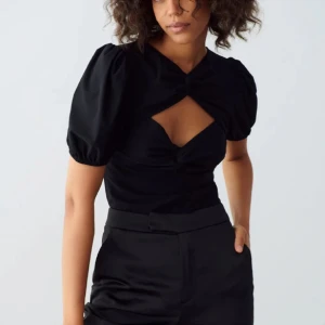 populär ISA topp från Gina tricot  - Funderar på att sälja denna eftertraktade festtopp från Gina tricot.. Använd få gånger! Så finns nått litet tecken på användning💕🙏🏼 Älskar den och eftersom efterfrågan är så pass hög därav priset!