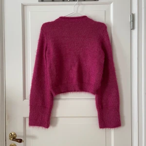 Stickad tröja NAKD - Stickad tröja från NA-KD i storlek S. ”Hårigt/fluffigt” material. Lite croppad, vida ärmar. Använd en gång, i fint skick. Bara att fråga om det är något du undrar! Finns fler bilder.