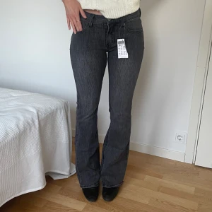 Eftertraktade jeans med prislapp  - Trendiga Lågmidjade jeans🤩Säljer även att par likadana blåa i profilen😆Aldrig använda med prislapp! Utsvängda / raka Stl S 
