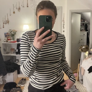 Långärmad tröja - Säljer denna fina och sköna långärmade tröjan!!