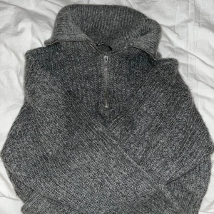 Stickad tröja  - Grå stickad tröja strl M