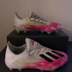 Adidas fotbollsko - Säljer dessa Adidas fotbollsskor för jag ej använder dom! Dessa finns ej i butik längre  Storlek 43 1/3 Pris 900  Nypris 2700+
