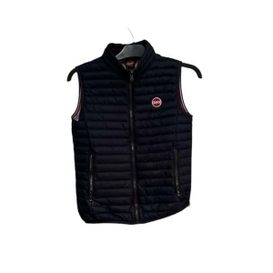 Colmar väst - Hej säljer nu denna snygga colmar väst då den är för liten för mig, jag är osäker på storlek så skriver xs för det låter mest rimligt, passar någon som är mellan 165-170 lång, skicket är använt men funkar fortfarande och har fortfarande mycket att ge