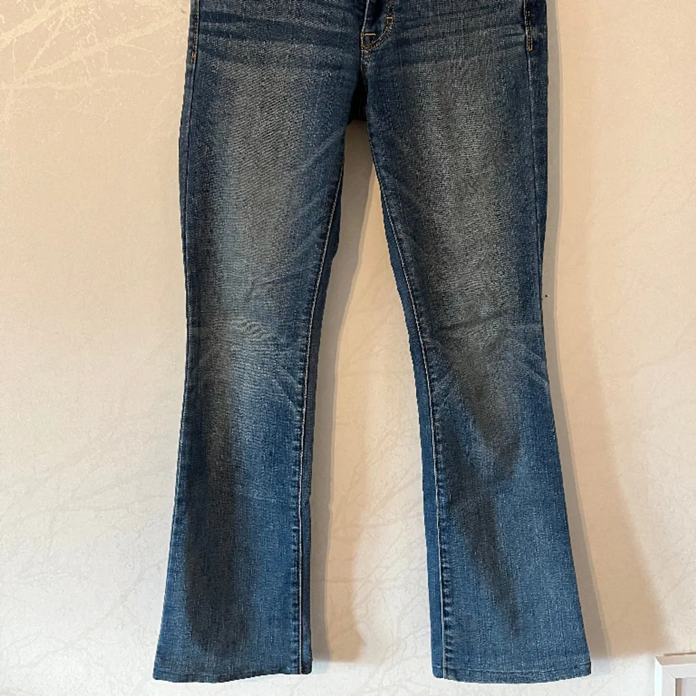 Kick flare Mid/low waist jeans som tyvärr är små för mig. Står en storlek men gissar på 26x32. Jeans & Byxor.