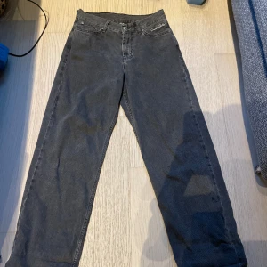 Sweat sktbs jeans - 7/10 skick. En liten svart måladläck på vänster ben men syns knappt. Säljer pga att jag inte skejtar längre 