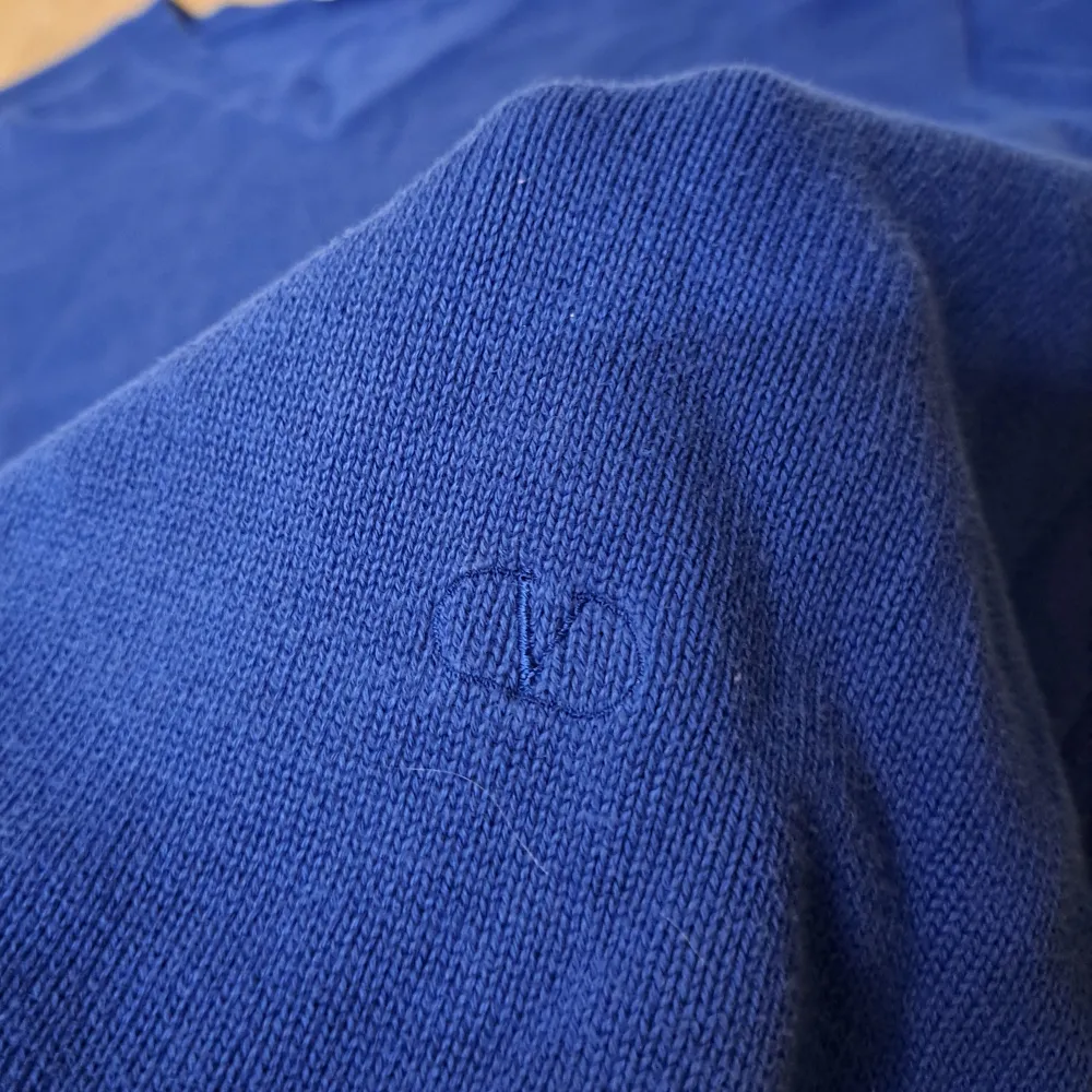 Säljer denna v-ringade Valentino tröjan! Tillverkad i 100% bomull. Storlek L utan några fel.. Tröjor & Koftor.