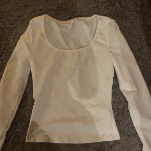 VIT TRÖJA  - Basic vit tröja aldrig använd! 