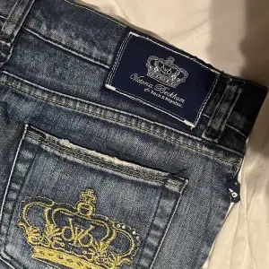 Lågmidjad jeanskjol från Victoria Beckham, finns ej kvar storlekslapp men måtten, bredd 42x2, läng 35🤩