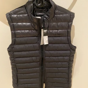 J.lindeberg väst - Tja säljer min helt nya Lindeberg väst som jag köpte på nk för 1800kr har inte används en endaste gång säljer då den var lite för stor