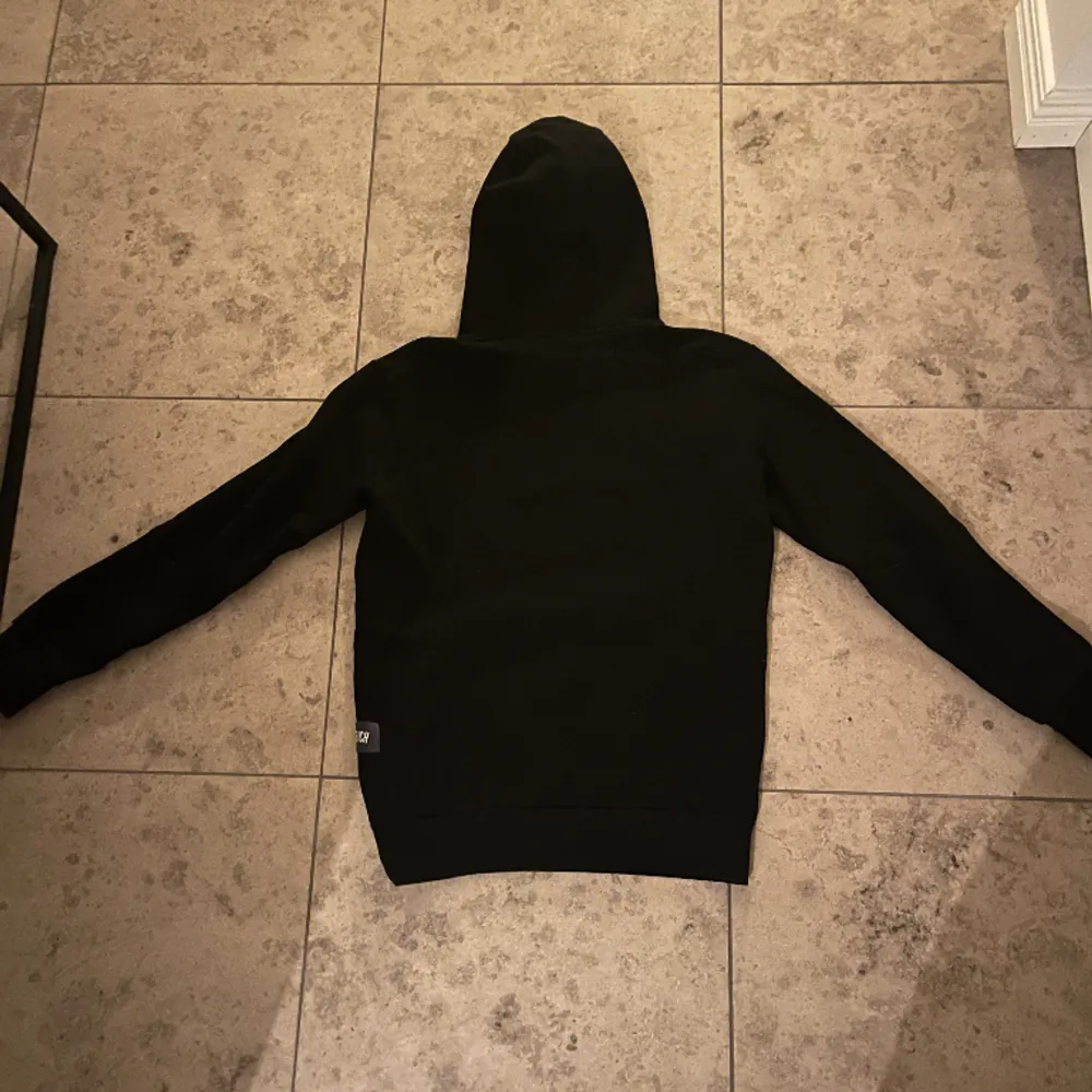 Hoodrich hoodie i storlek xs, original pris 850 men säljs för 450, jättebra skick nästan oanvänd. Hoodies.
