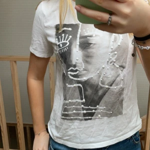 Tröja med pärlor och tryck  - En t-shirt med lite detaljer på framsidan 💕