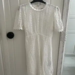 En jätte fin vit kläning dock ej min stil den är i storlek s typ aldrig andvänd