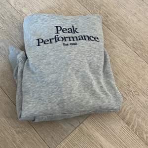 Säljer fin peakperformwnce hoodie, super skön och bra skick💘