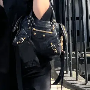 Säljer nu min Balenciaga mini city väska som är köp ifrån vestiaire, har äktehetsbevis. Sista bilden i vänster hörn längst upp på baksidan av väskan har en plupp trillat av men det går att fixa men det gör att ena handtaget inte är fulltaligt. 