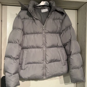 Dunjacka från asos - Säljer den här fina jacka helt oanvänd (bara testad) då den inte riktigt passade, tog tyvärr bort prislappen men den är helt ny 