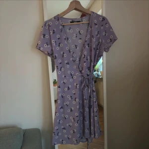 Fin omlottklänning  - Ett par på nacken men i bra skick!