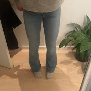 Jättefina jeans från Lager 157! Jeansen är lågmidjade och ljusblåa. Använda fåtal gånger, fint skick! Jag är ungefär 160 cm lång och jeansen är i storlek xs. 🩵 Hör av dig vid frågor!