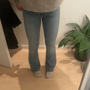 Blåa bootcut jeans lågmidjade - Jättefina jeans från Lager 157! Jeansen är lågmidjade och ljusblåa. Använda fåtal gånger, fint skick! Jag är ungefär 160 cm lång och jeansen är i storlek xs. 🩵 Hör av dig vid frågor!