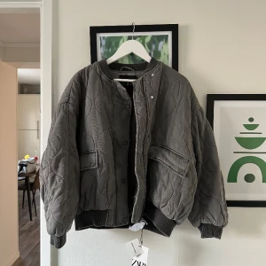 Oversize bomberjacka Zara - Så snygg oversize bomberjacka från Zara. Helt i nyskick med lappen kvar!