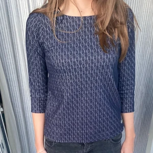 365 (There sixty-five)marinblå mönstrad tröja  - Jättefin marinblå tröja men den kom inte till användning, kan ha används 1 gpng men inte fler!🥰🥰