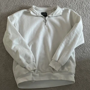 Bershka Half zip - Half zip från Bershka i storlek S. Tröjan är lite oversized och i bra skick.