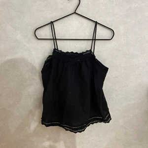 VILA linne - Svart linne från VILA men fina detaljer vid kanterna. Sitter åt det lösare hållet. Fint skick! Storlek 36. 50kr