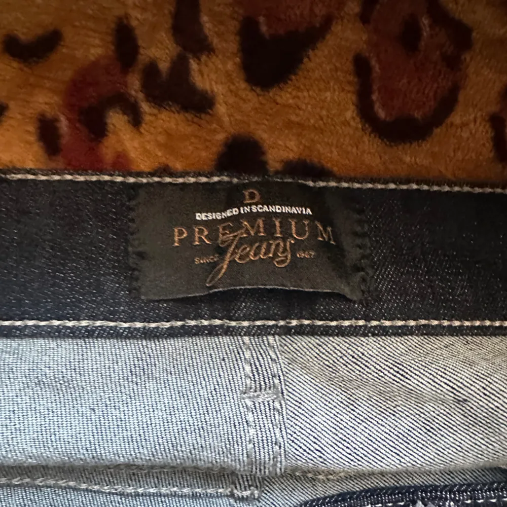 Jeans som ej kommer att användas. De är slim där nere men najs där uppe. Storleken på jeansen är 44/30 Skriv vid frågor🌵👍. Jeans & Byxor.