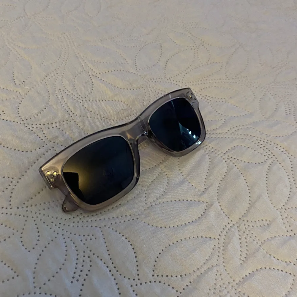 grå solglasögon som knappt är använda så inga defekter ❤️. Accessoarer.