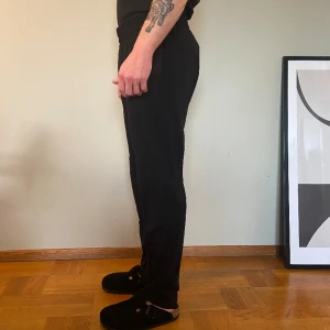 Svarta kostymbyxor - Svarta kostymbyxor från Samsoe Samsoe passar mig som är 180 och runt 75kg