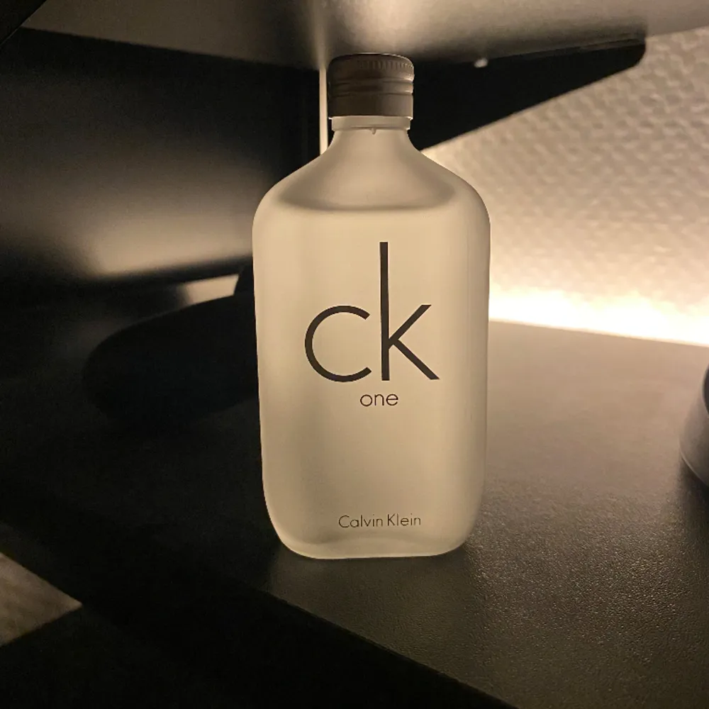 Aldrig använd 50 ml Calvin Klein One parfym. Ny i box. En utav de vanligaste unisex parfymerna som finns.. Övrigt.