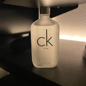 Aldrig använd 50 ml Calvin Klein One parfym. Ny i box. En utav de vanligaste unisex parfymerna som finns.