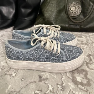 Sneakers  - Supergulliga platåsneakers🩵 använt men fint skick