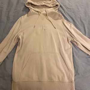 Hoodie  - Helt ny Calvin Klein hoodie. Har aldrig använt den. Hör av er vid frågor. 
