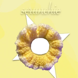 Gul hand gjord virkad scrunshie - Gul handgjord virkad scrunshie, denna produkt är till för alla hår typer💕