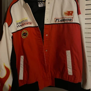 Varsity bershka racer jacket - Helt ny och oanvänd Storleken är S men passar M eftersom det är lite oversized 