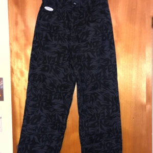 Mönstrade jeans  - Nyskick  Oversized  No fear collab 37cm (x2) midjan