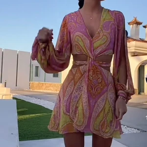 Zara sommar klänning - Galet snygg klänning från zara. Knappt använd och inga defekter alls. Slutsåld och så populär, men kommer inte till användning ( är öppen för prisförslag)