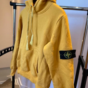 Sällsynt Stone Island hoodie Strl S - Äldre och sällsynt Stone Island hoodie som kommer i pincip i nyskick! Nypris ligger ca på 3500:-kr. Hör av dig ifall det finns frågor!