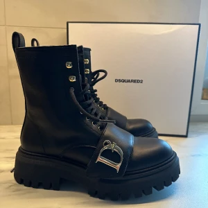 DSquared2 Boots Dam Stl 38 - Jättefina boots med gulddetaljer. Sparsamt använda, ca 4 ggr. Lite för stora för mig. 