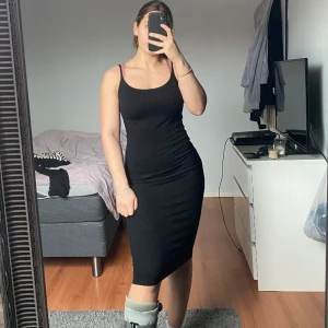 Ribbad klänning - Svart ribbad midi klänning från HM. Använd men i bra skick. Reglerbara axelband. Stretchig så passar även M