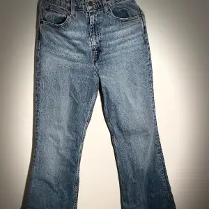 Ett par 90s high flare jeans. Köpta för cirka två år sedan i Levi’s butiken och använda ett fåtal gånger. Nypris 1500~ Storlek 25 Pris kak diskuteras vid snabb affär